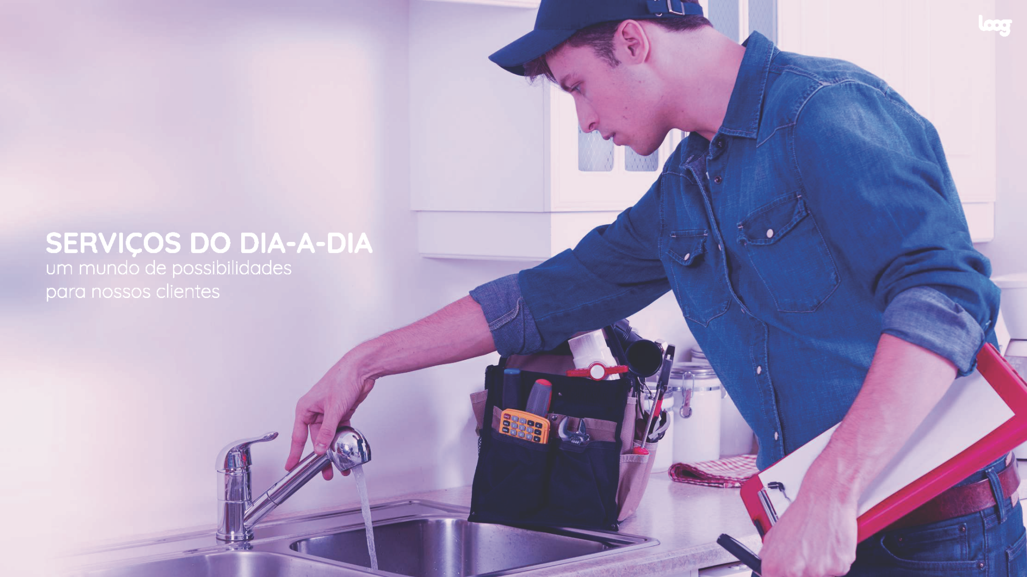 Profissional de manutenção com boné e camisa jeans ajustando torneira na cozinha, bolsa de ferramentas e prancheta; fundo com filtro roxo.