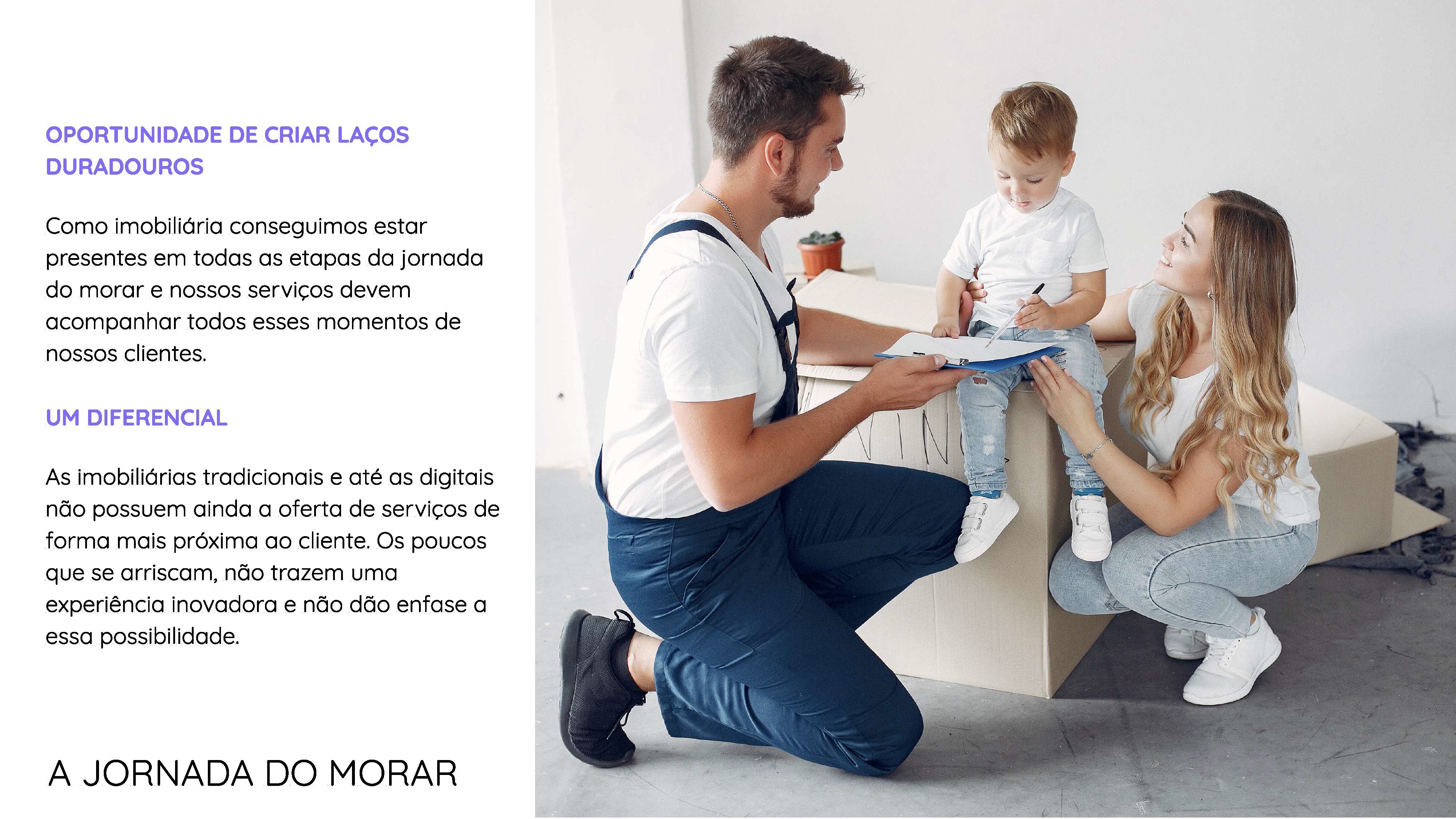 Profissional de mudança ajoelhado mostrando prancheta a criança sentada em caixa de mudança, mãe sorridente ao lado, tons claros.