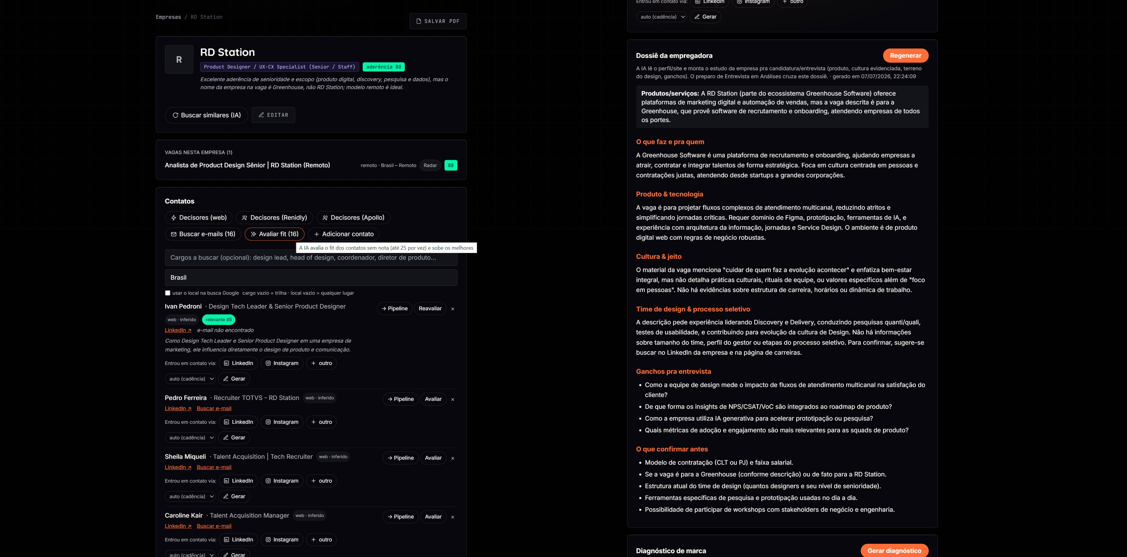 Tela de busca de empregos em design, exibindo vagas disponíveis e informações da agência R3 Station em um layout escuro.