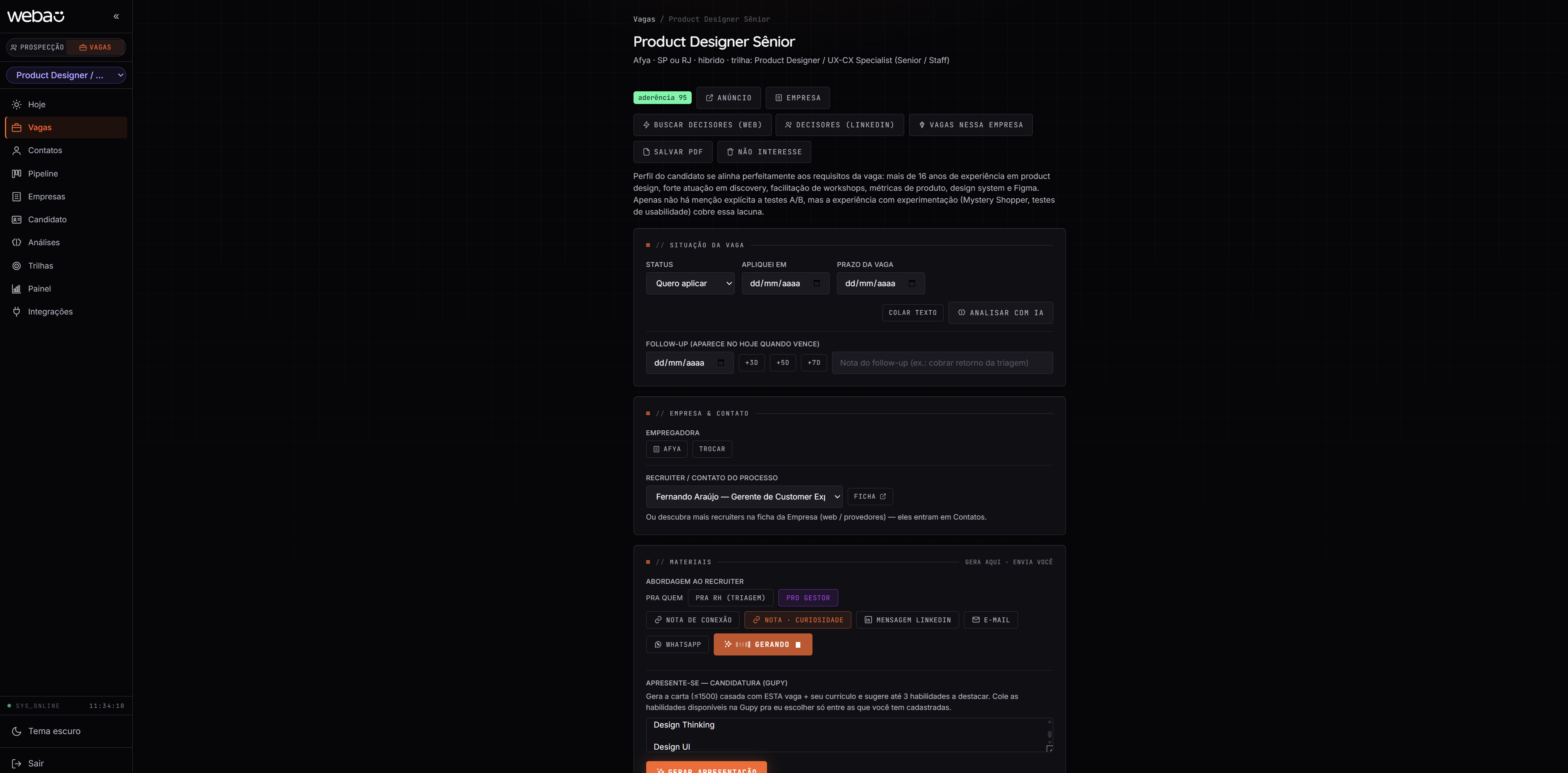 Tela de perfil de designer de produto sênior, com informações de experiência e habilidades em design.