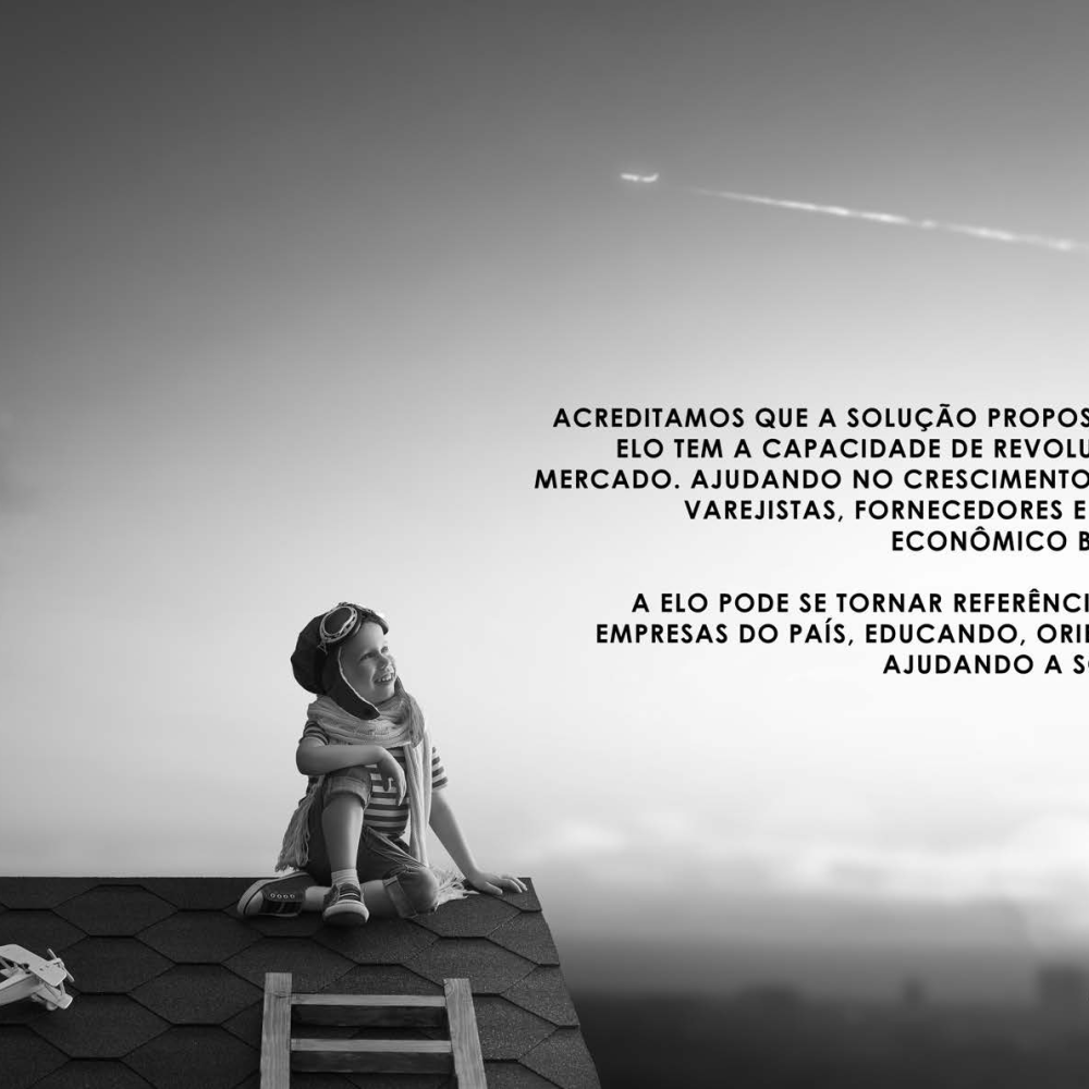 Criança com gorro de aviador e lenço sentada no telhado, avião de brinquedo e chaminé à esquerda, céu com rastro e bloco de texto à direita.