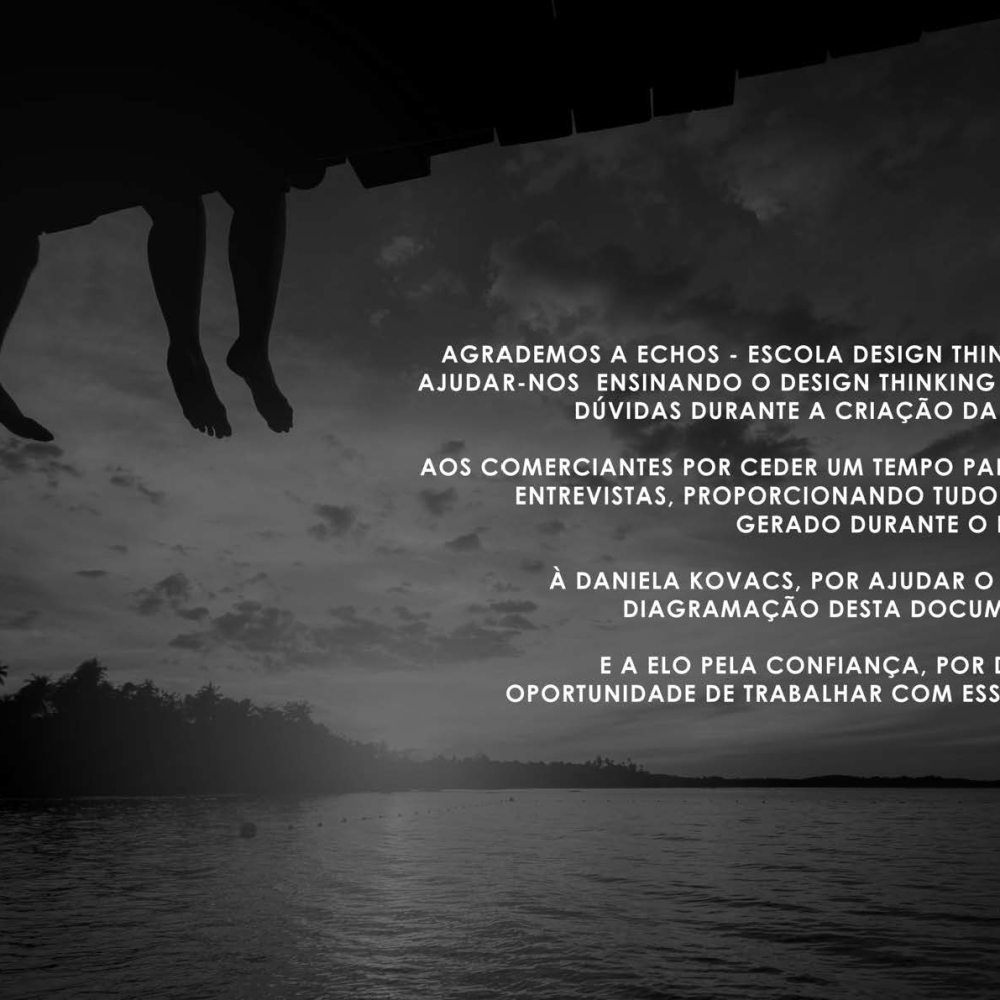 Pés silhuetados pendendo de um píer no canto superior esquerdo, mar e céu ao pôr do sol, texto de agradecimento branco central.
